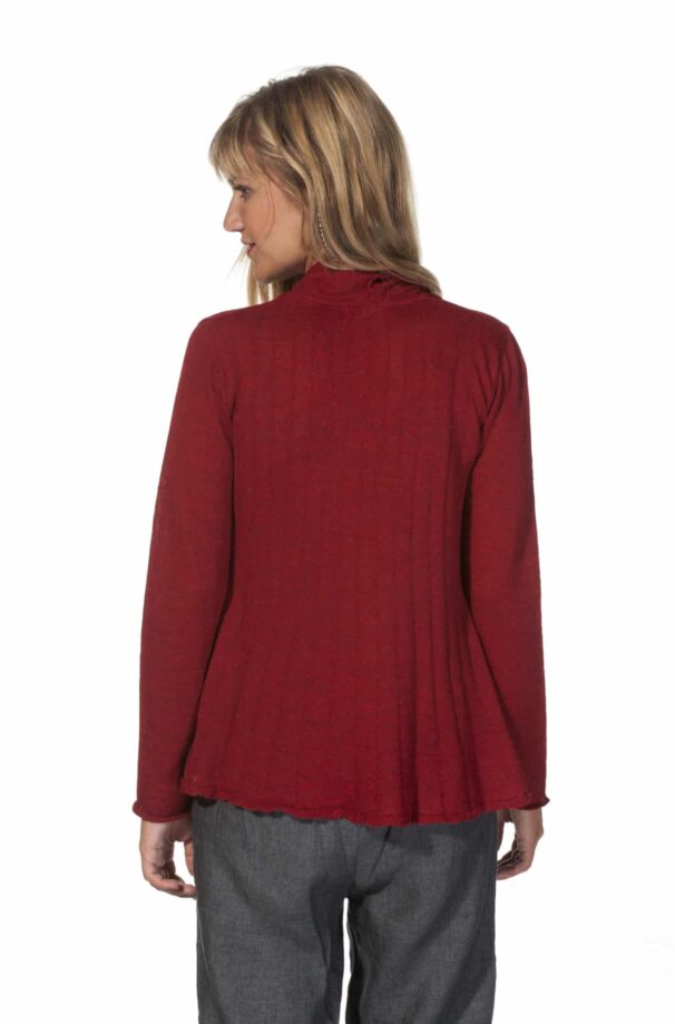 Frau von hinten in einem roten Langarmshirt und grauer Hose, die zur Seite schaut.