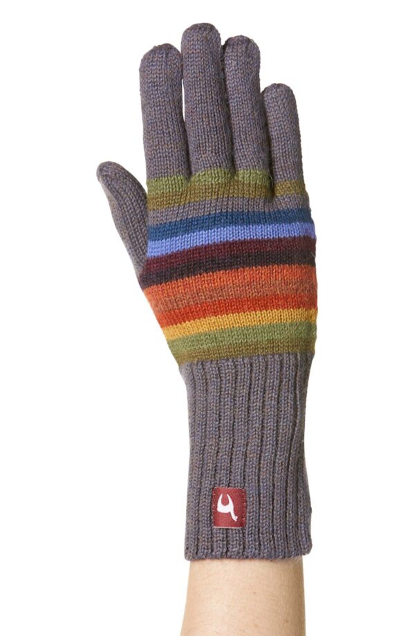 Eine graue gestrickte Handschuh mit bunten Streifen und einem roten Logo am Handgelenk.