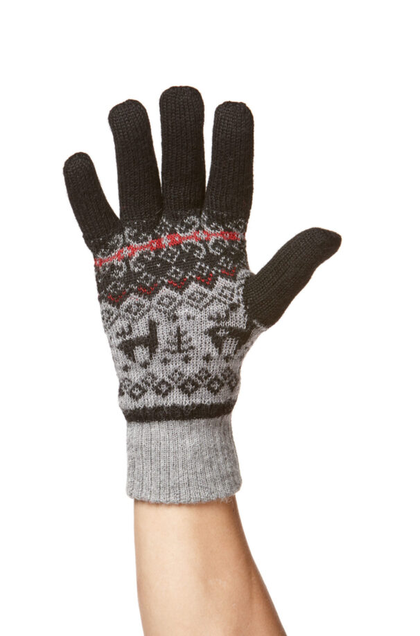 Eine schwarze Strickhandschuh mit grauem und rotem Muster, das Rentiermotive enthält, wird von einer Hand getragen.