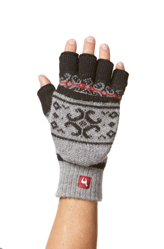 Handschuh mit abgeschnittenen Fingern in grauer Farbe mit schwarzem und rotem Muster auf einer Hand getragen, rotes Logo auf dem Handgelenk.