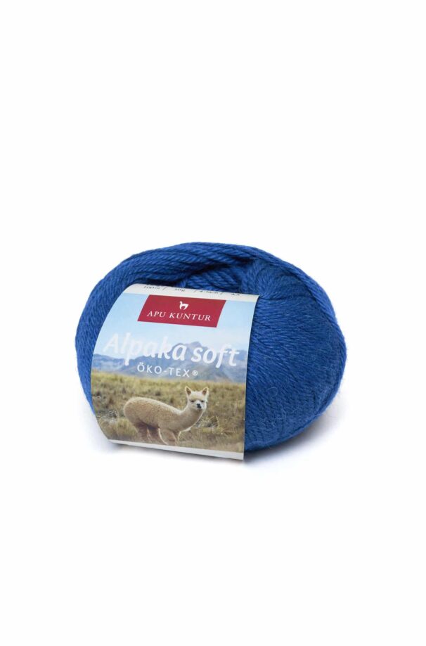 Ein Knäuel blaue Alpaka-Wolle von Apu Kuntur, mit einem Etikett, das "Alpaka soft ÖKO-TEX" und ein Alpaka auf einer Weide zeigt.