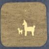 Zwei stilisierte Llama-Silhouetten, eine große und eine kleinere, auf einem grauen rechteckigen Stoff vor blauem Hintergrund.