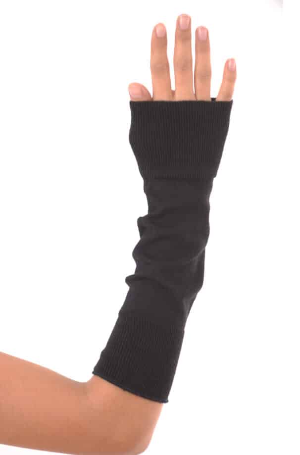 Eine Hand trägt einen schwarzen fingerlosen Handschuh aus Stoff, der bis zum Arm reicht, vor weißem Hintergrund.