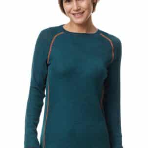 Eine Frau trägt einen grünen Pullover und schaut lächelnd in die Kamera.