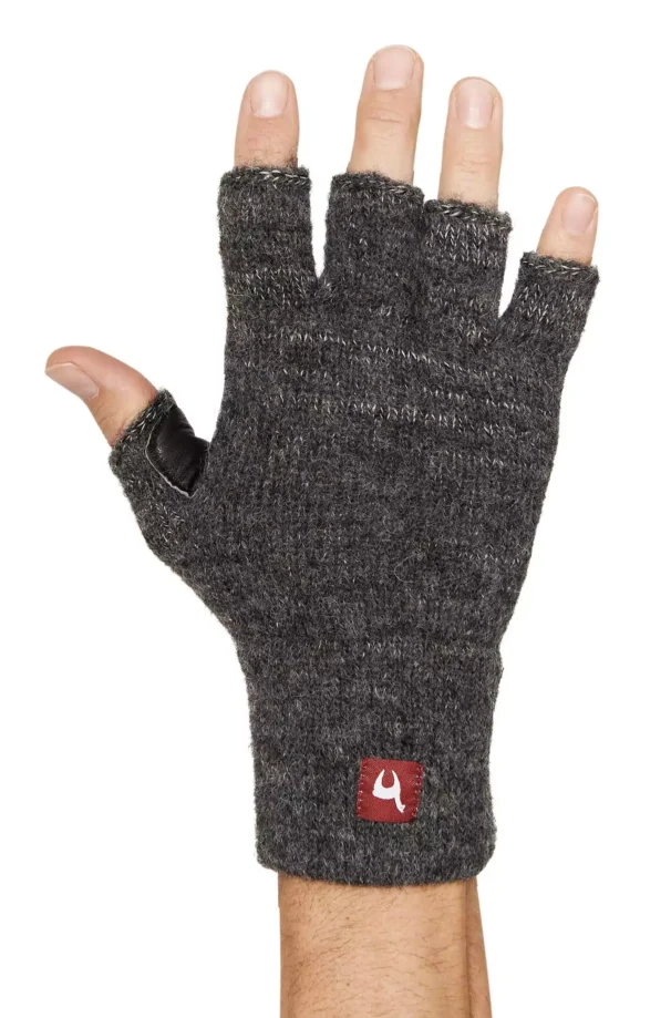 Eine graue fingerlose Wollhandschuhe an einer Hand.