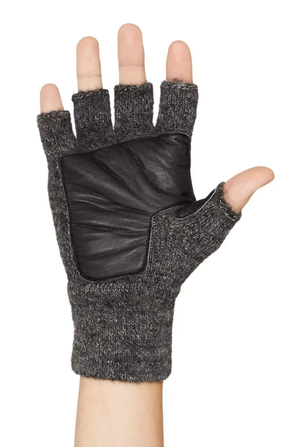 Hand mit fingerlosem Handschuh aus grauem Strickmaterial und schwarzem Lederstück auf der Handfläche.
