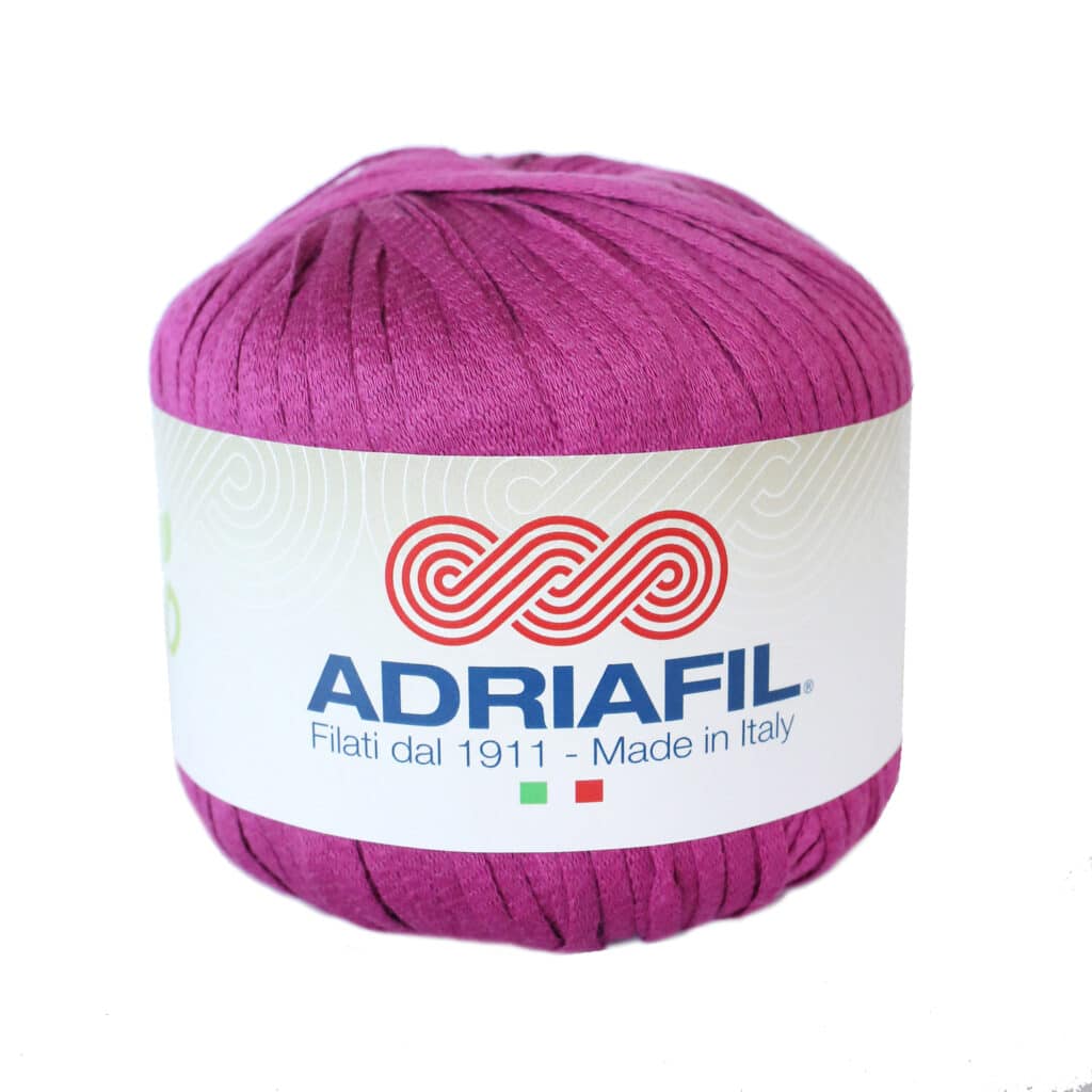 Ein violettes Knäuel Adriafil-Garn mit Etikett.