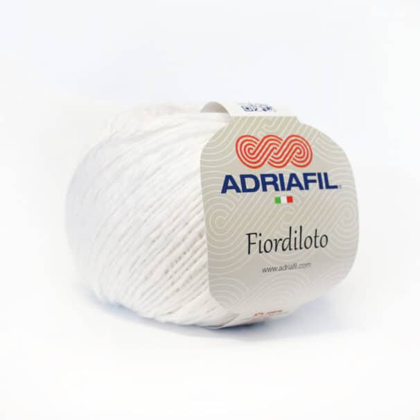 Weißes Adriafil Fiordiloto Garnknäuel mit Etikett.