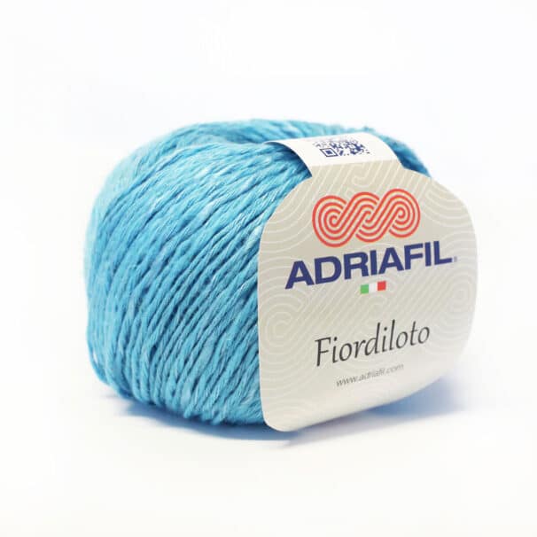 Bobbel aus hellblauer Adriafil Fiordiloto Wolle mit Etikett.