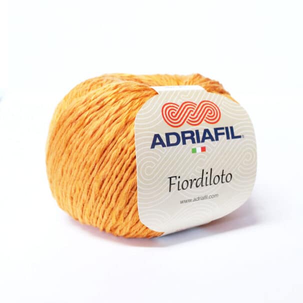 Ein orangefarbenes Wollknäuel der Marke Adriafil mit der Aufschrift "Fiordiloto".