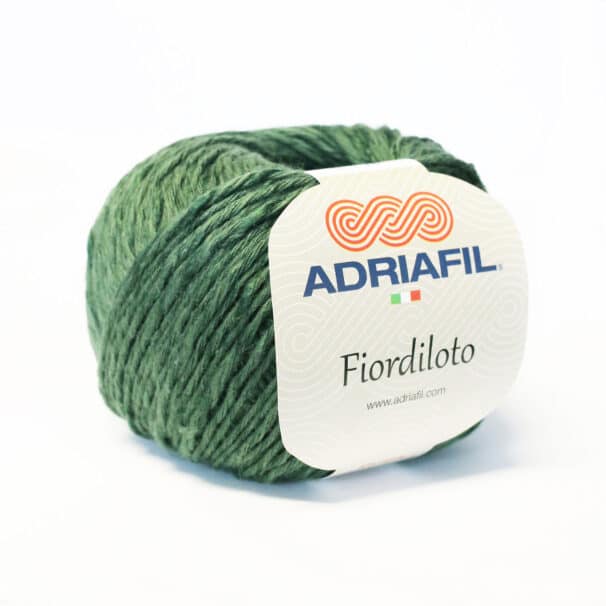 Ein grünes Wollknäuel von Adriafil, Fiordiloto, mit Etikett.