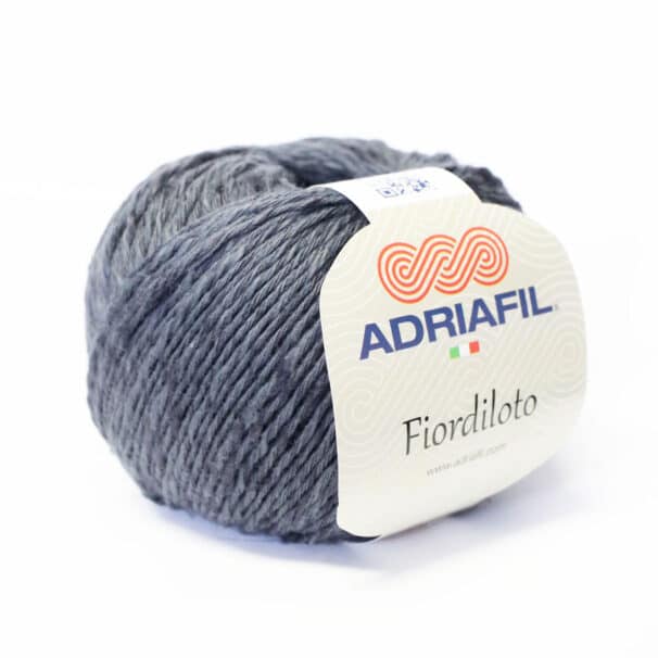 Grau-blaues Knäuel Garn der Marke Adriafil mit Etikett "Fiordiloto".