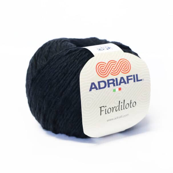 Ein schwarzes Knäuel Adriafil Fiordiloto Wolle.