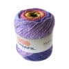 Eine Garnrolle mit violetten und bunten Farbtönen und einem Etikett mit der Aufschrift "Adriafil Matita".