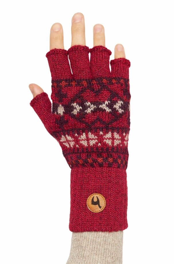 Rote fingerlose Strickhandschuhe mit nordischem Muster und Ledersiegel.