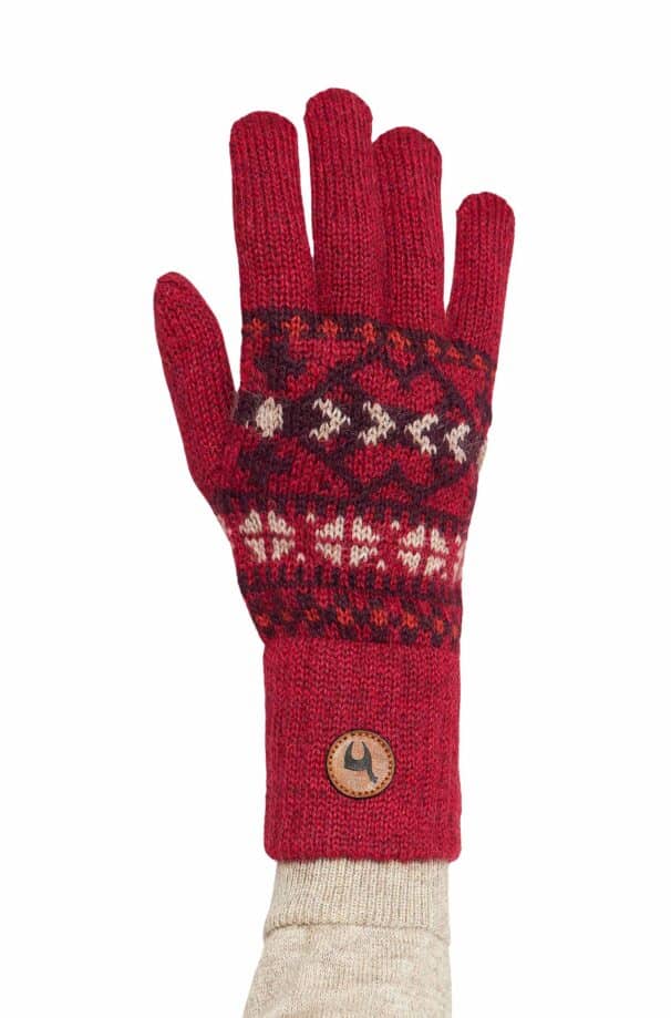 Roter Handschuh mit gestricktem Muster und Logo-Applikation.