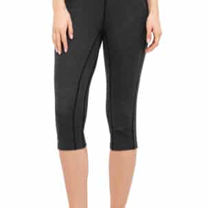 Frau trägt dunkelgraue, dreiviertellange Leggings.