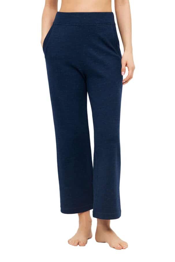 Dunkelblaue, weite Lounge-Hose mit elastischem Bund, getragen von einer Person.