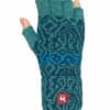 Hand in einem fingerlosen, blau-grünen Strickhandschuh mit Muster.