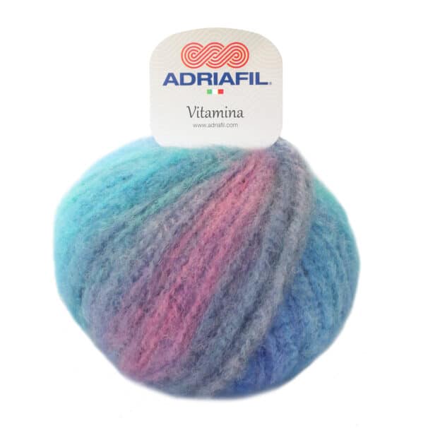 Ein Knäuel bunte Wolle mit Farbverlauf in Blau- und Rosatönen, Etikett mit der Aufschrift "ADRIAFIL Vitamina".