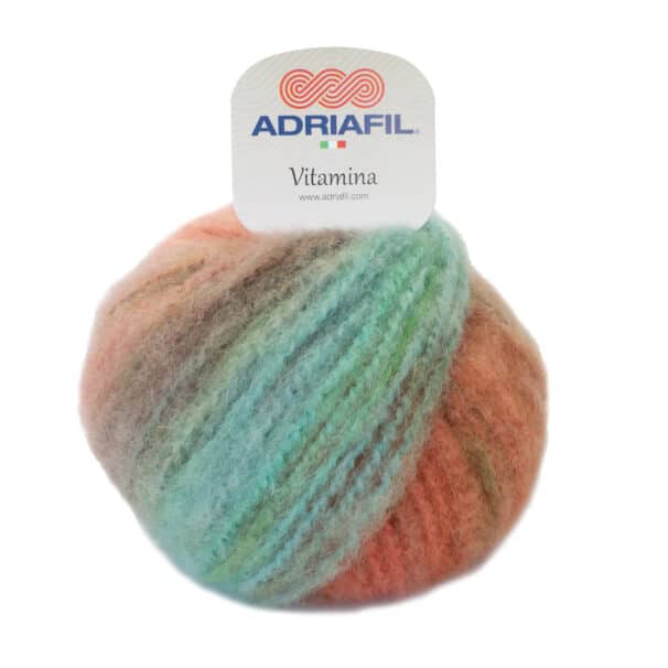 Wollknäuel in Pastellfarben von Adriafil mit der Aufschrift "Vitamina".