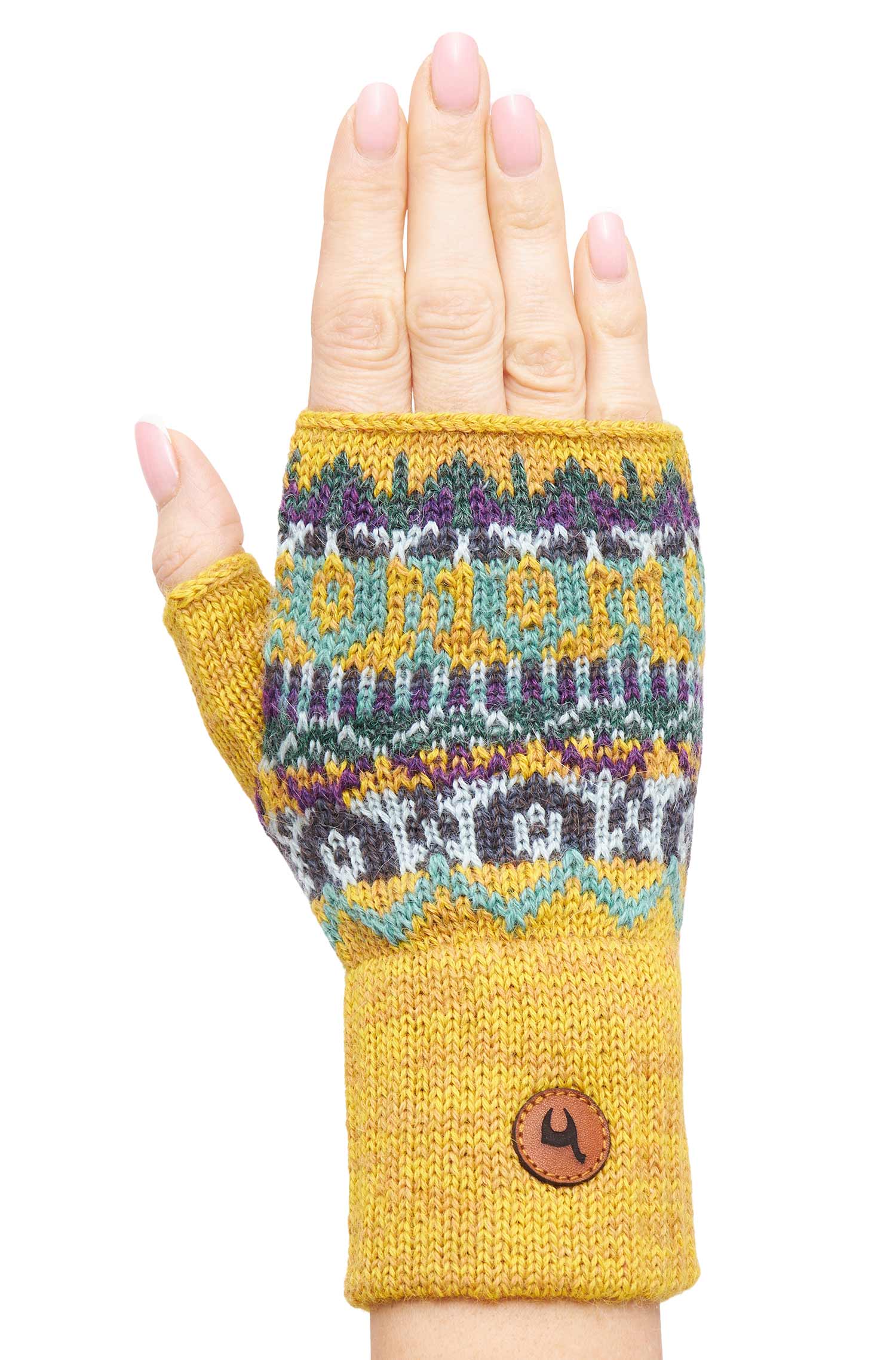 Hand mit gelbem fingerlosen Handschuh und buntem Strickmuster.