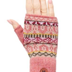 Eine Hand trägt einen fingerlosen rosa Handschuh mit buntem, gemustertem Strickdesign und einem kleinen Logo auf dem Bündchen.