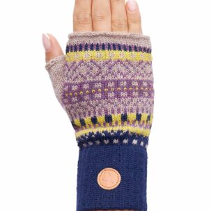 Hand mit gestricktem Fingerhandschuh ohne Finger in buntem Muster.