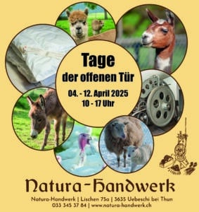 Werbeposter für Tage der offenen Tür bei Natura-Handwerk, 4. bis 12. April 2025, mit Fotos von Tieren wie Alpakas, Eseln und Schafen sowie einer alten Maschine und Bettwäsche, auf einem gelben Hintergrund mit Unternehmensdetails unten.