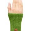 Eine Hand trägt einen grünen gestrickten Handwärmer mit einem kleinen braunen Lederetikett mit Logo am Handgelenk.
