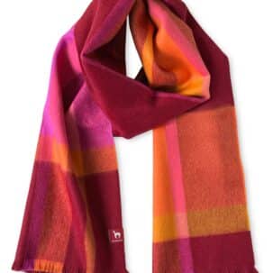 Ein farbenfroher Schal mit einem Karomuster in den Farben Rot, Pink, Orange und Gelb, versehen mit einem kleinen Logo-Etikett an einem Ende.