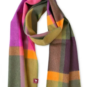 Ein karierter Schal in leuchtenden Farben wie Rosa, Orange, Grün und Lila, mit Fransen an den Enden und einem kleinen roten Etikett.