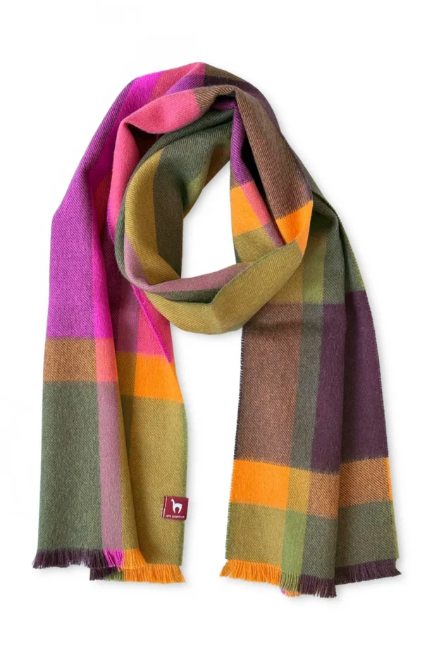 Ein karierter Schal in leuchtenden Farben wie Rosa, Orange, Grün und Lila, mit Fransen an den Enden und einem kleinen roten Etikett.
