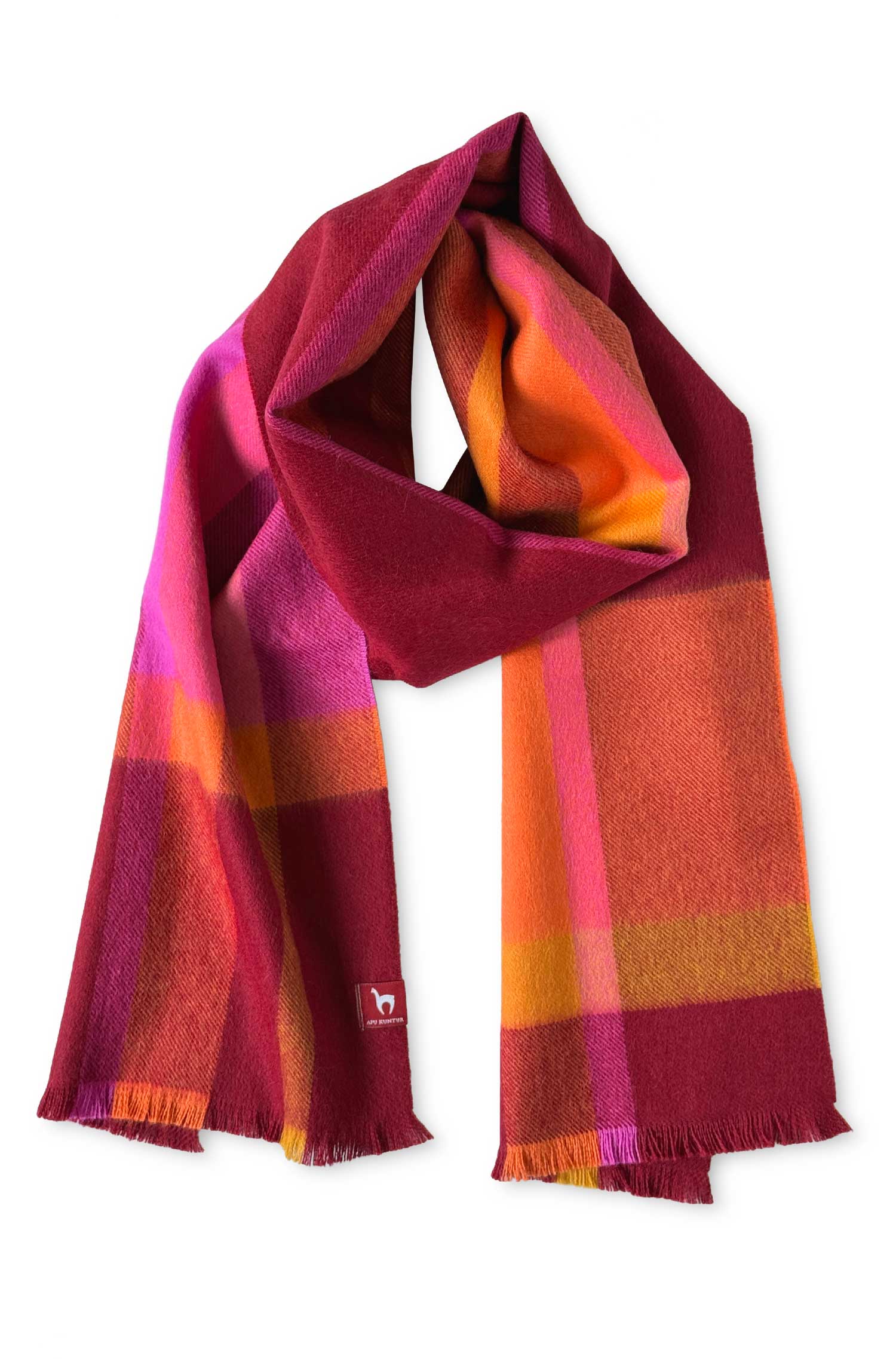 Ein farbenfroher Schal mit einem Karomuster in den Farben Rot, Pink, Orange und Gelb, versehen mit einem kleinen Logo-Etikett an einem Ende.