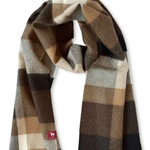 Ein Schal in einem karierten Muster aus Brauntönen und Beige mit Fransenkanten und einem roten Etikett.