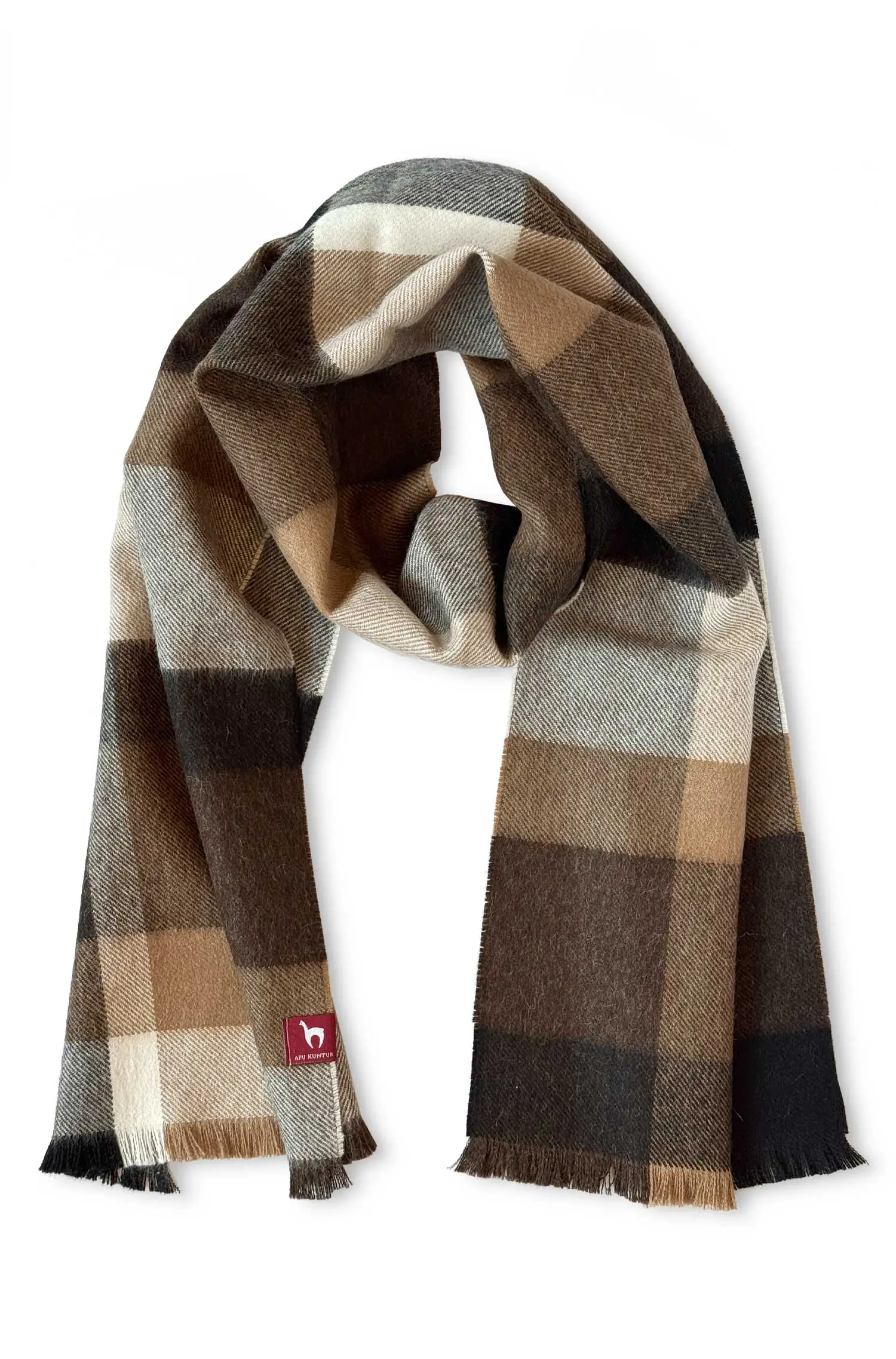 Ein Schal in einem karierten Muster aus Brauntönen und Beige mit Fransenkanten und einem roten Etikett.