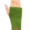 Eine Hand mit einem grünen Strick-Handschuh ohne Finger, der ein Leder-Emblem trägt.