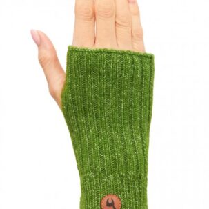 Eine Hand mit einem grünen Strick-Handschuh ohne Finger, der ein Leder-Emblem trägt.