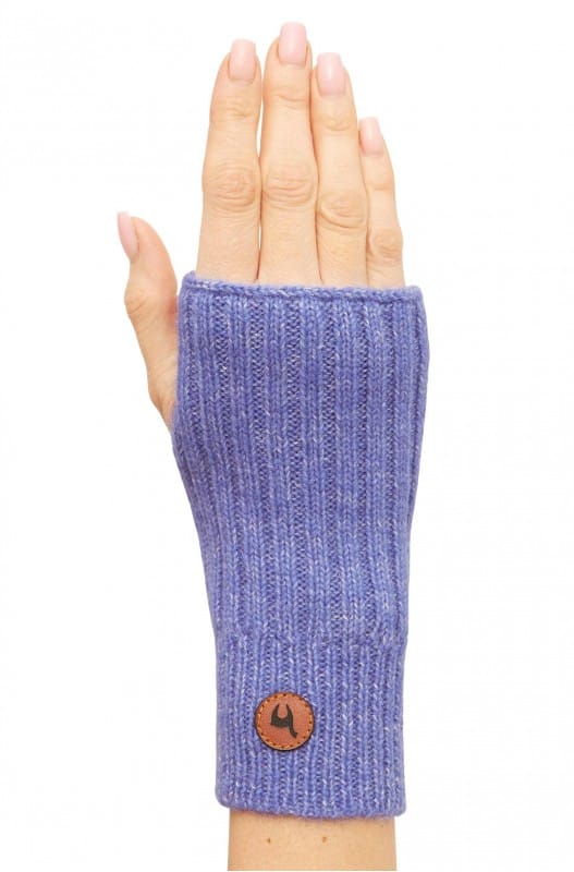 Eine Hand trägt einen lilafarbenen, gerippten Fingerhandschuh ohne Finger, mit einem kleinen Lederetikett an der Unterseite.