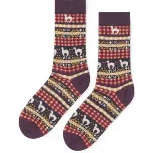 Bunte Socken mit alpakaähnlichen Motiven, Kariert und mehreren Streifen in Rot, Gelb und Schwarz.