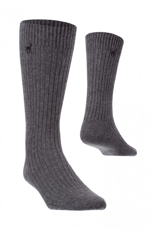Zwei graue, gerippte Socken mit kleinem schwarzen Logo auf Knöchelhöhe.