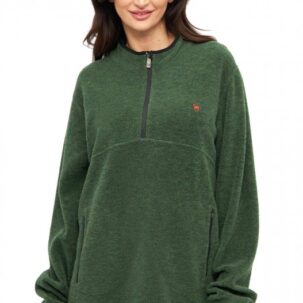 Eine Frau trägt einen grünen Pullover mit Reißverschluss und einem kleinen roten Logo auf der Brust.