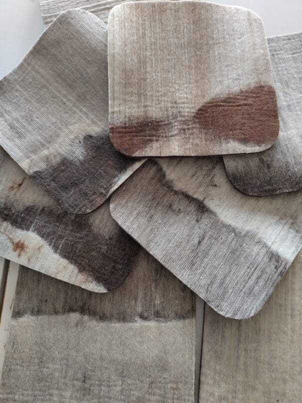 Verschiedene Stoffmuster in erdigen Tönen, die übereinander liegen.