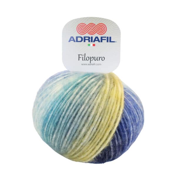 Ein Knäuel mehrfarbiger Wolle mit Blau-, Gelb- und Grüntönen, Etikett mit der Aufschrift "ADRIAFIL Filopuro".