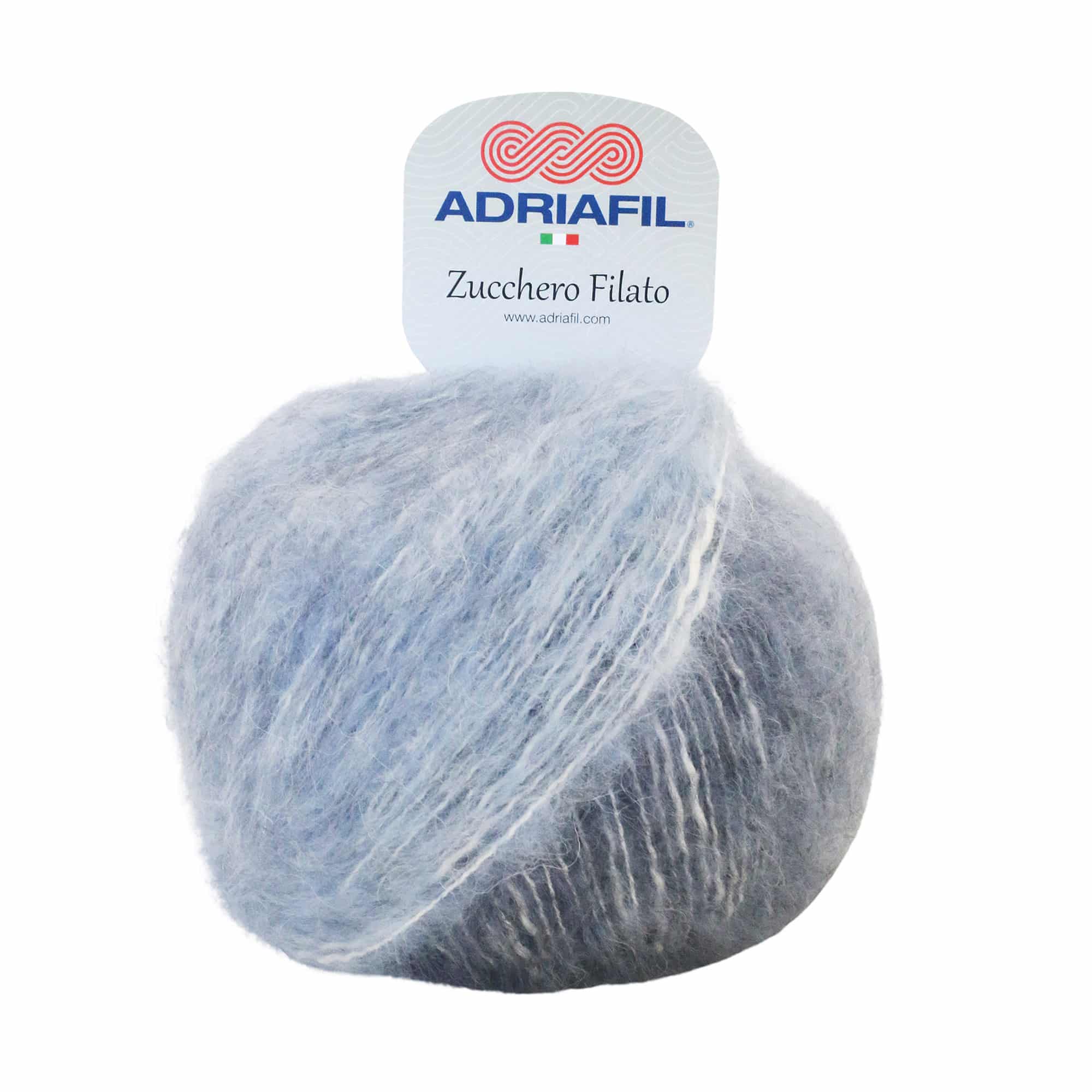 Garnknäuel aus weichem, flauschigem Material in hellblauer Farbe mit Adriafil-Logo und Schriftzug "Zucchero Filato".