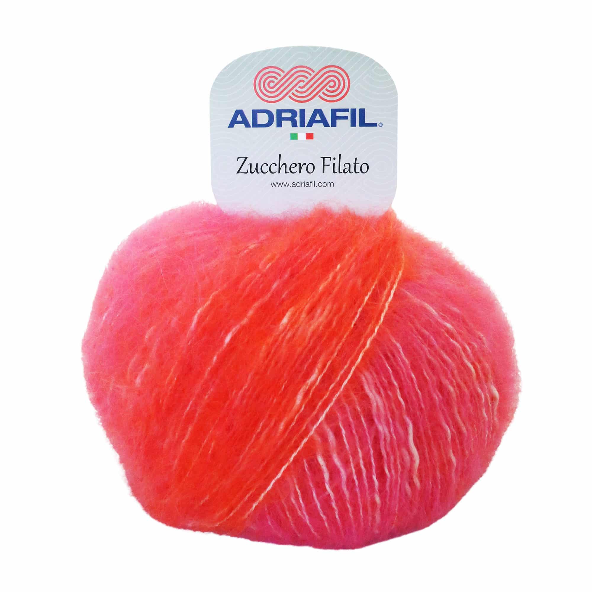 Ein leuchtend orange-pinkes Garnknäuel der Marke Adriafil mit dem Label "Zucchero Filato".