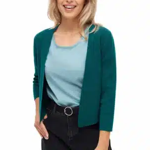 Eine lächelnde Frau in einem türkisfarbenen Oberteil und dunkelgrüner Strickjacke posiert freundlich.