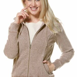 Person mit blonden Haaren in einer beige Kapuzenjacke lächelt in die Kamera.